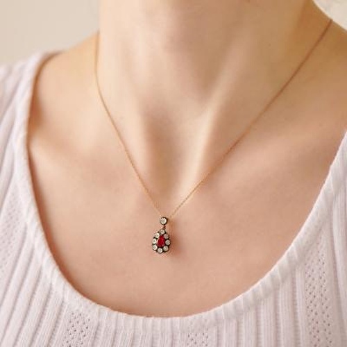 Kırmızı Taşlı Elmas Çiçek Kolye